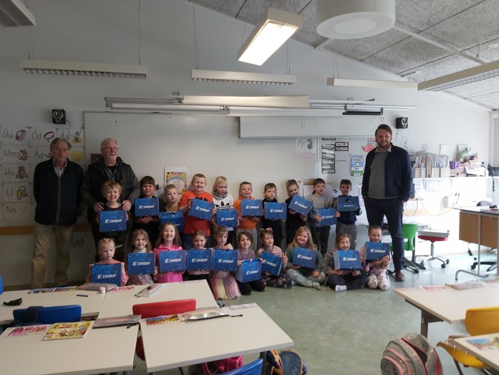 Nemendur í 1. bekk fengu reiðhjólahjálma að gjöf.