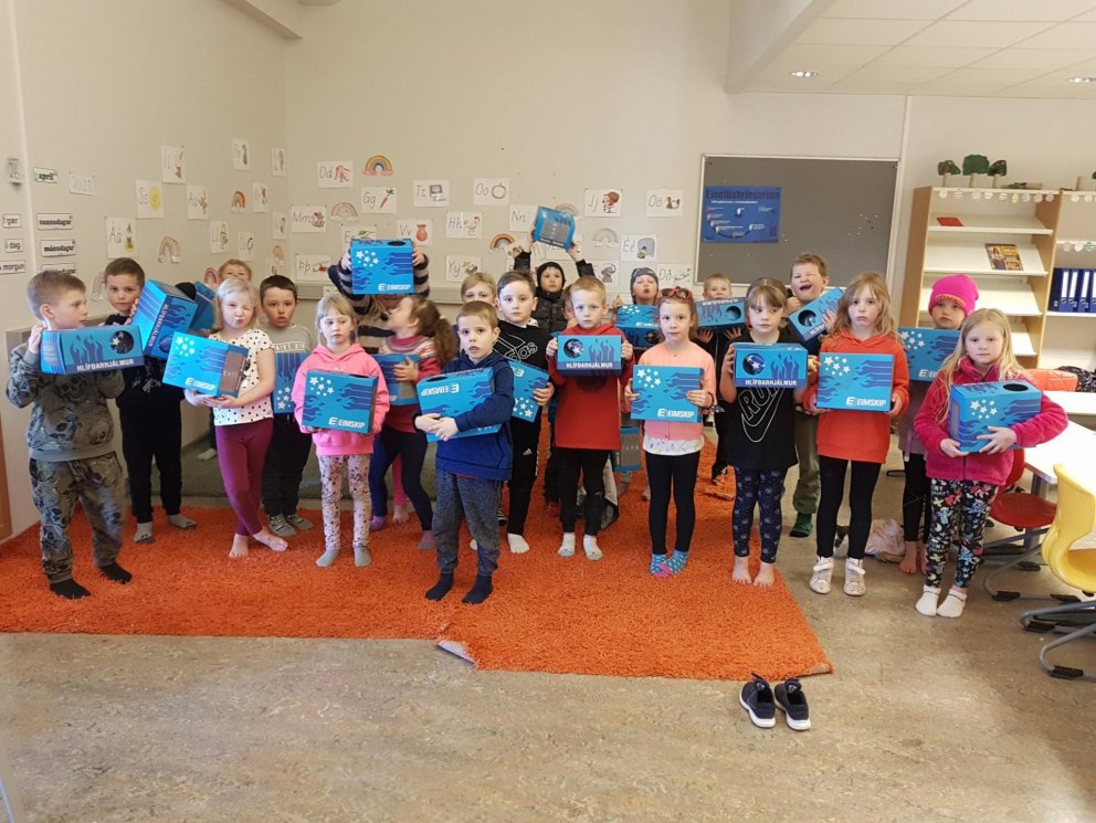 Nemendur í 1. bekk fengu reiðhjólahjálma að gjöf.