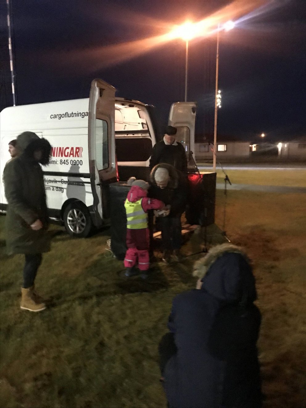 Tendrun ljósa á jólatrénu.