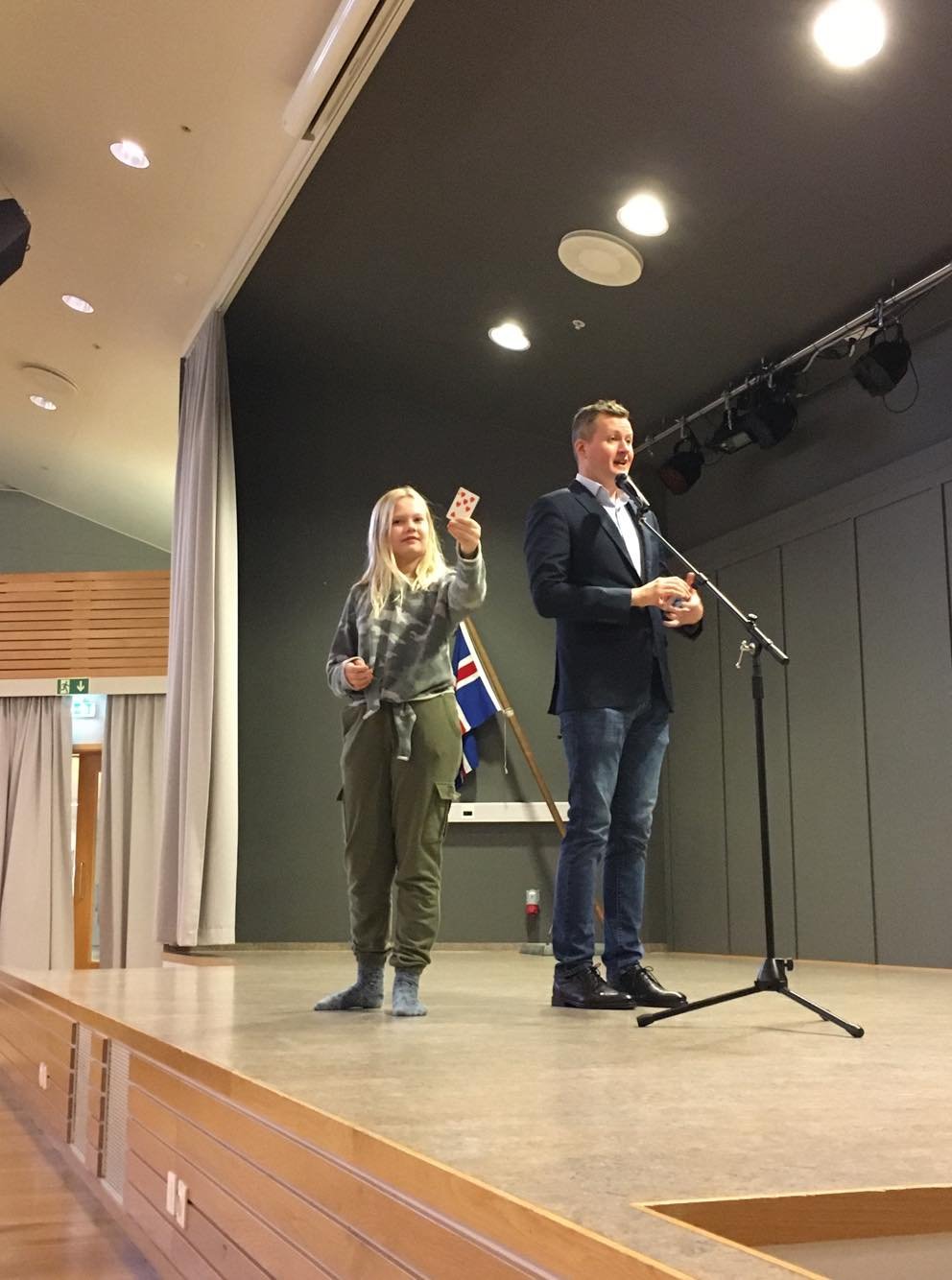 Einar Mikael töframaður í heimsókn