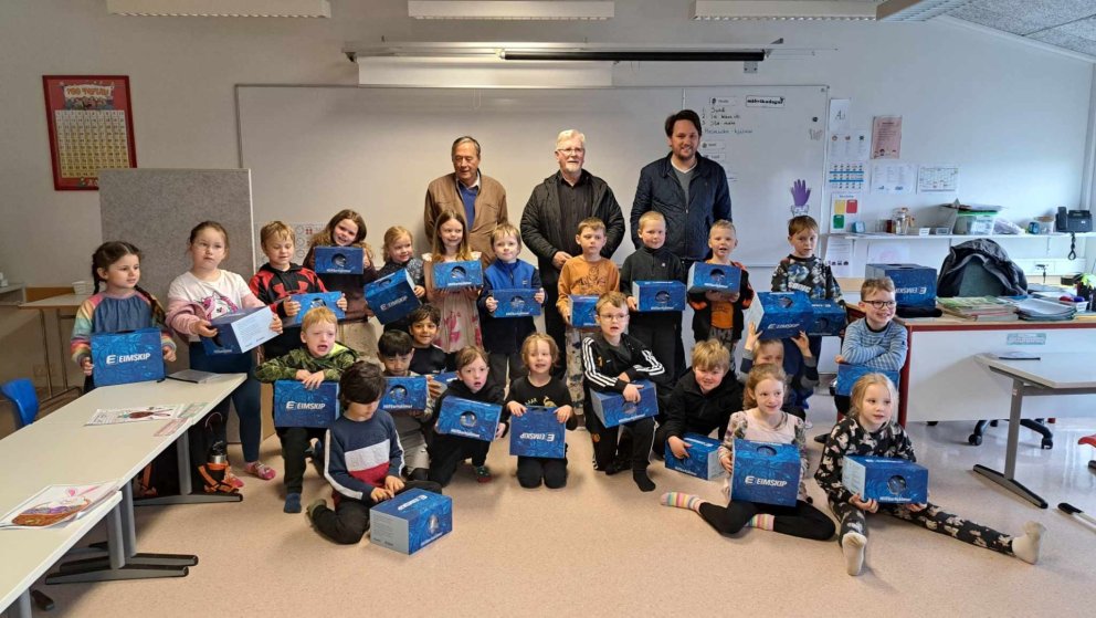 1.bekkur fær hjálma að gjöf