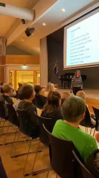 Frá söngstund í gær