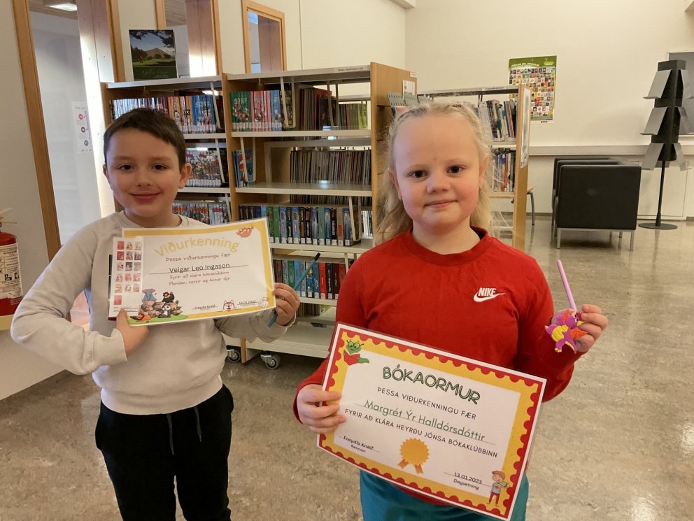 Bókaormar fá viðurkenningar.