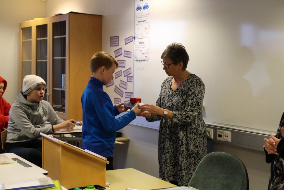 Nemendur í 7. LE taka á móti sérhönnuðum farandgrip