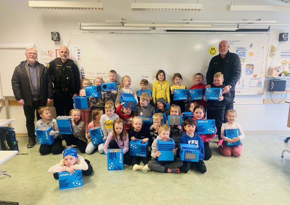 Nemendur í 1. bekk fengu reiðhjólahjálma að gjöf.