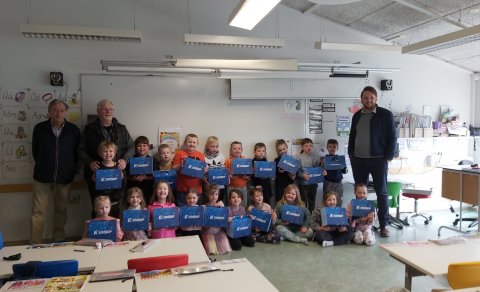 Nemendur í 1. bekk fengu reiðhjólahjálma að gjöf.