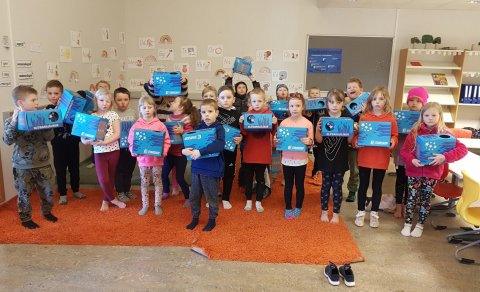 Nemendur í 1. bekk fengu reiðhjólahjálma að gjöf.