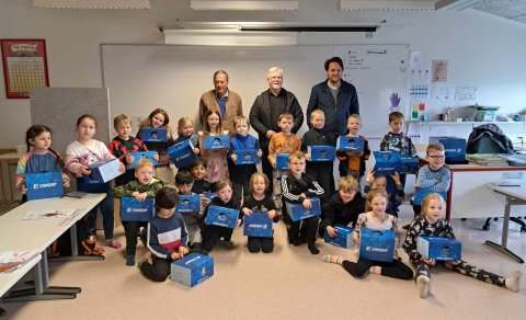 1.bekkur fær hjálma að gjöf