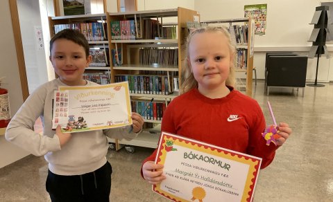 Bókaormar fá viðurkenningar.