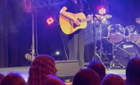 Elísa komst áfram í Söngkeppni Samfés.