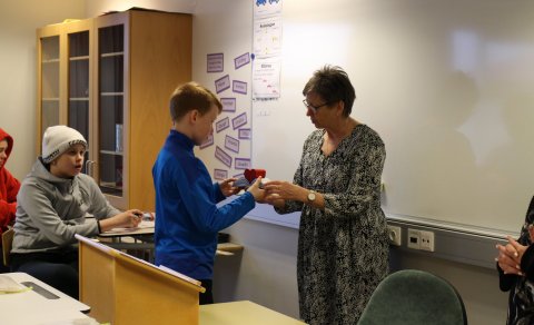 Nemendur í 7. LE taka á móti sérhönnuðum farandgrip