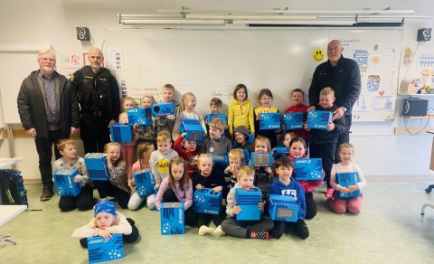 Nemendur í 1. bekk fengu reiðhjólahjálma að gjöf.